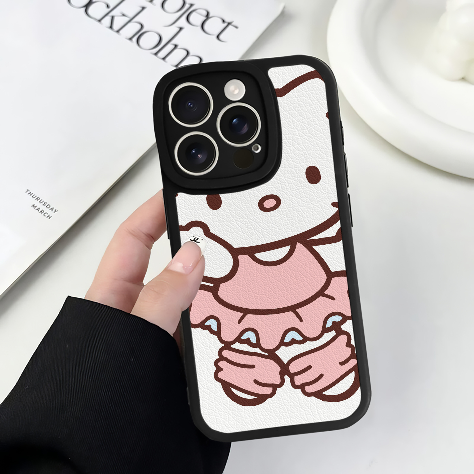 （画像用） Hello Kitty ハローキティ 【iPhone 16シリーズ対応】シリコンスマホケース（レザー調） 材質：シリコン